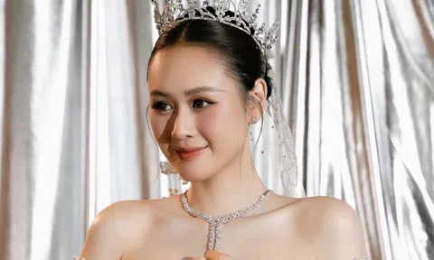 Anh Phạm diện váy cưới khoe vai trần gợi cảm, kể hôn nhân bên Anh Đức