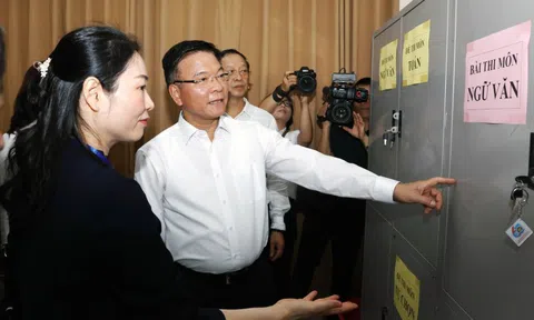 Phó Thủ tướng Lê Thành Long kiểm tra việc chuẩn bị kỳ thi tốt nghiệp tại tỉnh Quảng Ninh