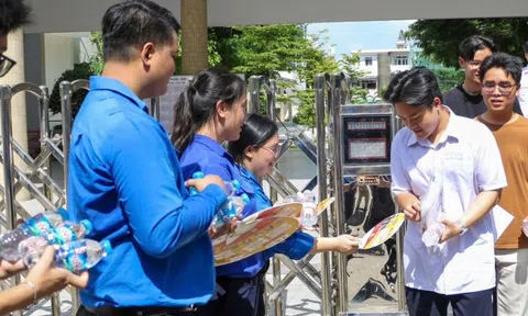 Hơn 700 đoàn viên, sinh viên Đà Nẵng đồng hành cùng sĩ tử "vượt vũ môn" giữa trời nắng gắt