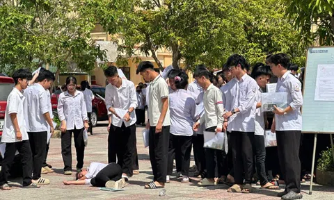 Một thí sinh ngất xỉu sau giờ thi Ngữ Văn