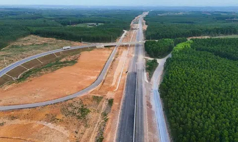 Hình hài cao tốc Vạn Ninh - Cam Lộ trước ngày thông xe kỹ thuật