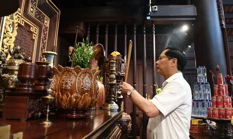 Phó Thủ tướng Bùi Thanh Sơn dâng hương tại Đền thờ liệt sĩ Điện Biên Phủ