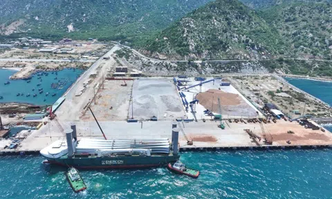 Cảng biển quốc tế Trung Nam Cà Ná đón chuyến tàu chuyên chở thiết bị điện gió đầu tiên