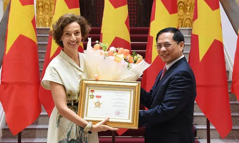Trao tặng Kỷ niệm chương “Vì sự nghiệp Ngoại giao Việt Nam” cho Tổng Giám đốc UNESCO