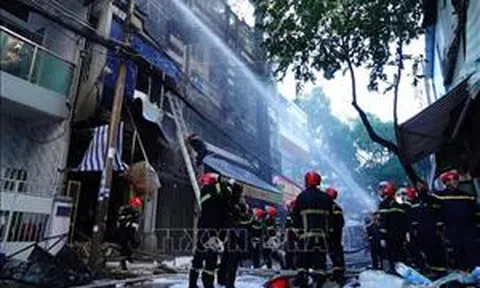Dập tắt đám cháy cửa hàng ở trung tâm thành phố Cần Thơ