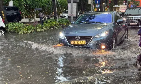 Hà Nội mưa dông mạnh, nhiều tuyến phố ngập úng nặng