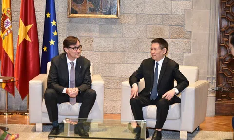 Phó Thủ tướng Hồ Đức Phớc gặp Chủ tịch vùng Catalonia