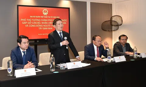 Phó Thủ tướng Hồ Đức Phớc gặp gỡ cán bộ, nhân viên Đại sứ quán và cộng đồng người Việt tại Tây Ban Nha
