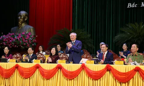 Phó Thủ tướng Thường trực Chính phủ Nguyễn Hòa Bình tiếp xúc cử tri tỉnh Bắc Ninh
