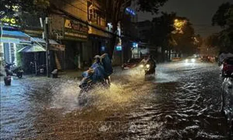 Mưa dông lớn gây ngập sâu nhiều tuyến đường trung tâm Đà Nẵng