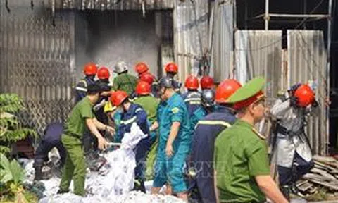 Cháy kho chứa vải phế liệu trong khu dân cư Đà Nẵng
