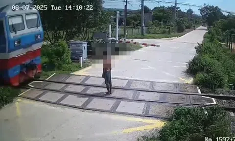 Ra đứng giữa đường ray, người đàn ông bị tàu tông tử vong tại chỗ