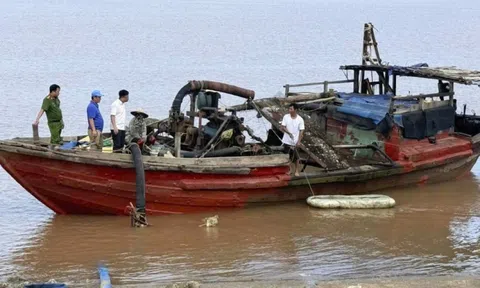 Bắt quả tang 2 người khai thác cát trái phép và 1.400m3 cát có dấu hiệu vi phạm
