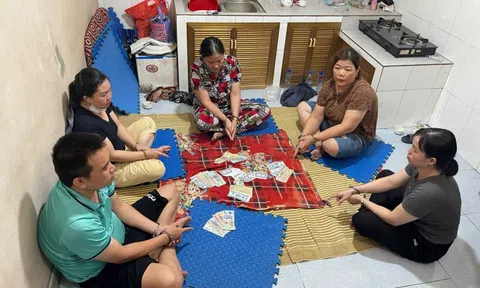 Phát hiện hành vi bất chính của 4 người phụ nữ và gã trai tại khu vực nhà bếp
