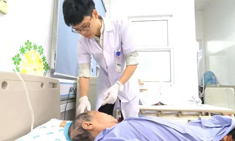 Bị zona không điều trị sớm, cụ bà 78 tuổi hoại tử gần nửa da đầu