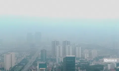Giữa trưa, bầu trời Hà Nội vẫn mù mịt vì ô nhiễm