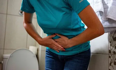 Người phụ nữ ở Hà Nội tiểu ra máu vì một số sai lầm phổ biến