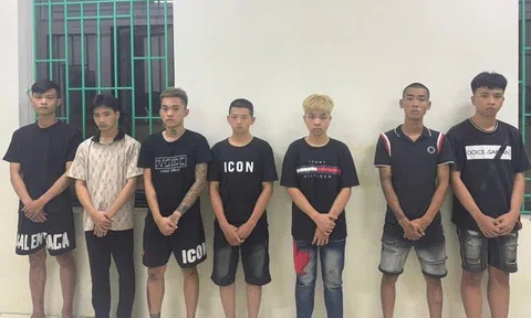 Khởi tố nhóm thanh niên ném vỏ chai vào ô tô đi đường