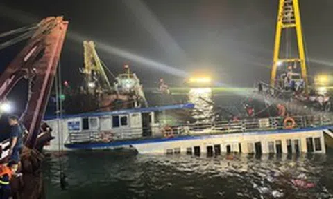 Vụ đắm tàu trên vịnh Hạ Long: Tiến hành lai dắt tàu vào đất liền
