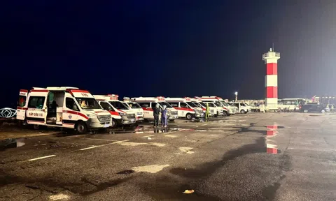 Cấp cứu, điều trị kịp thời các nạn nhân vụ đắm tàu du lịch tại Quảng Ninh