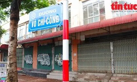 Nghịch lý tầng 1 nhà tái định cư bỏ không, người dân căng ô dù buôn bán bên ngoài