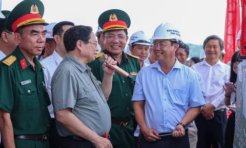 Thủ tướng kiểm tra công trường, chỉ đạo thông tuyến 2 dự án cao tốc tại ĐBSCL vào 19/12/2025