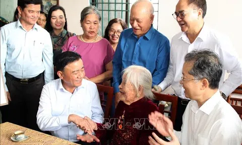 Thường trực Ban Bí thư thăm, tặng quà người có công ở Đà Nẵng