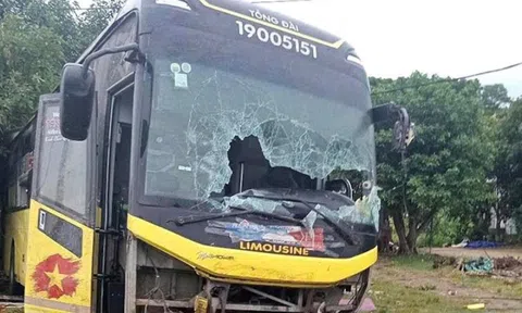 Lật xe khách trên QL 1 ở Hà Tĩnh, 9 người tử vong