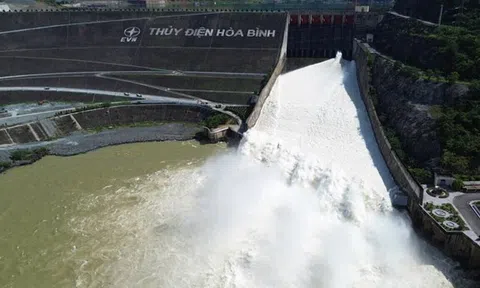 Thủy điện Hòa Bình đóng 2 cửa xả đáy từ 16h ngày 19/7 và 7h ngày 20/7