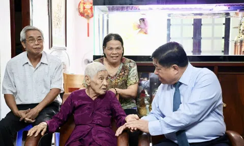 Phó Thủ tướng Nguyễn Chí Dũng thăm, tặng quà gia đình có công với cách mạng