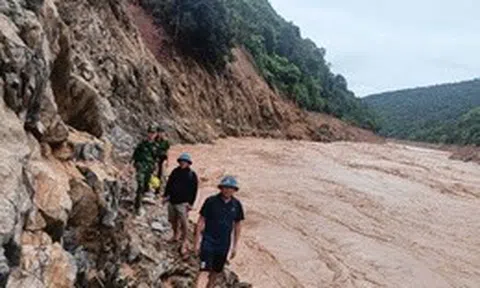 Lũ dữ xé toạc đường sá, nhiều bản làng ở Nghệ An bị cô lập hoàn toàn