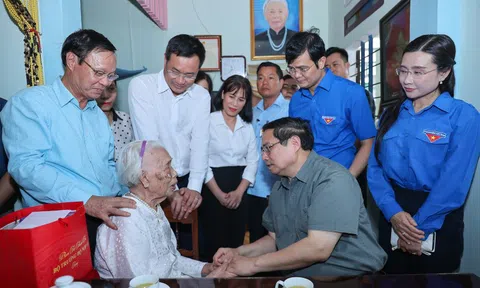 Thủ tướng thăm Mẹ Việt Nam anh hùng, dâng hương tại Thành cổ Quảng Trị và Nghĩa trang Đường 9