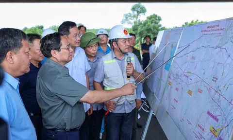 Thủ tướng kiểm tra 3 dự án cao tốc, sân bay, cảng biển trọng điểm tại Quảng Trị