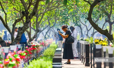 Dòng người đến dâng hương, tưởng niệm các anh hùng liệt sĩ tại các nghĩa trang
