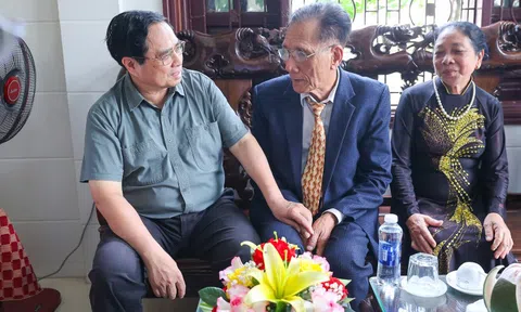 Thủ tướng khảo sát dự án Nhà ga T2 sân bay Đồng Hới và thăm gia đình thương binh tại Quảng Trị