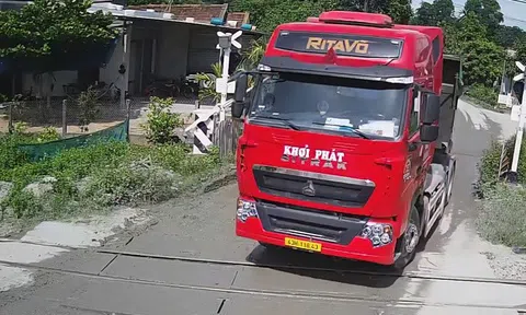 Phạt tài xế điều khiển xe đầu kéo tông gãy rào chắn đường sắt rồi bỏ chạy