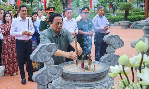 Thủ tướng tưởng nhớ, tri ân Chủ tịch Hồ Chí Minh và các Anh hùng liệt sĩ tại Quảng Trị