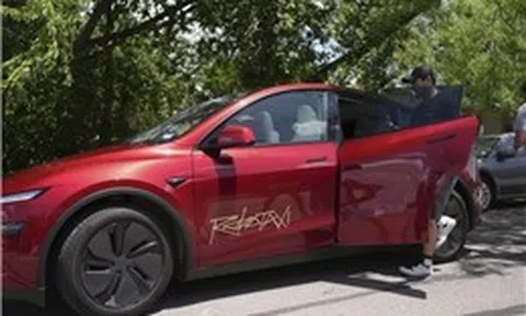 Robotaxi của Tesla chính thức lăn bánh
