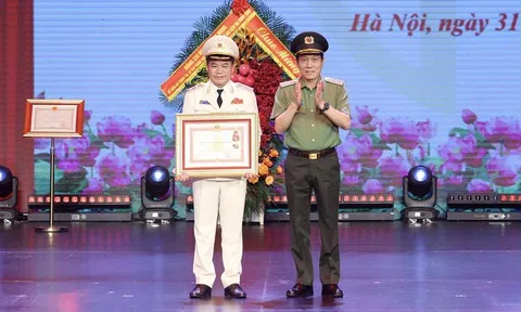 Công an Hà Nội đón nhận Huân chương Chiến công hạng Nhất