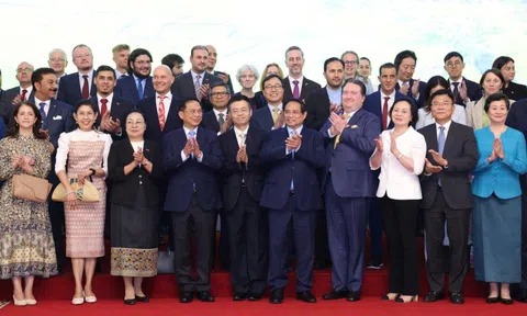Thủ tướng gặp mặt Đoàn Ngoại giao tại Hà Nội thông tin về sắp xếp tổ chức bộ máy