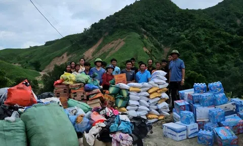 Xúc động người dân vùng lũ Nghệ An chia sẻ hàng cứu trợ với nhân dân nước bạn Lào