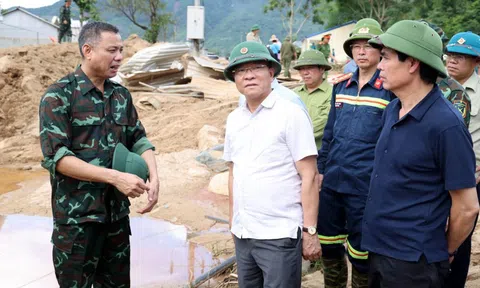 Phó Thủ tướng Lê Thành Long thăm hỏi người dân vùng mưa lũ Sơn La