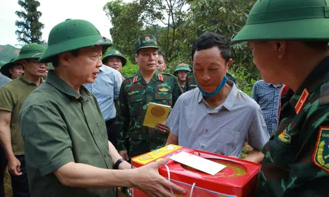 Phó Thủ tướng Trần Hồng Hà thăm hỏi, động viên người dân bị thiệt hại do lũ quét, sạt lở đất tại Điện Biên