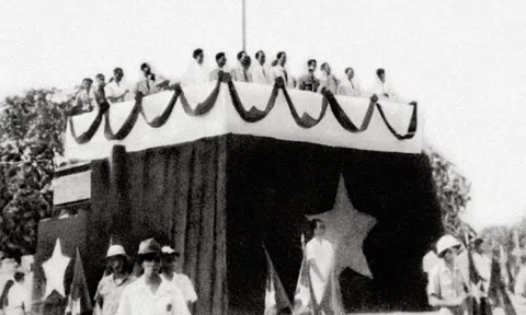 Sống lại những ngày lịch sử qua từng trang sách 'Dấu ấn Cách mạng Tháng Tám năm 1945'
