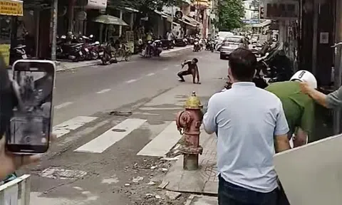 Khống chế người đàn ông có biểu hiện tâm thần, cầm dao đe dọa người đi đường