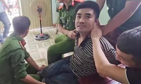 Vây bắt đối tượng chém em trai gây thương tích nặng rồi cố thủ trong nhà