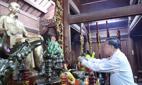Tổng Bí thư Tô Lâm dâng hương tưởng niệm các vị tiền bối cách mạng tại Tuyên Quang