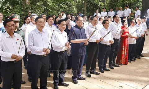 Chủ tịch Quốc hội dâng hương tưởng niệm các bậc tiền bối cách mạng tại Tuyên Quang