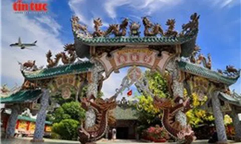 Độc đáo ngôi miếu nổi giữa sông Vàm Thuật với hơn 100 con rồng gốm sứ