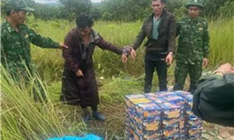 Bắt giữ hai đối tượng vận chuyển pháo lậu qua biên giới